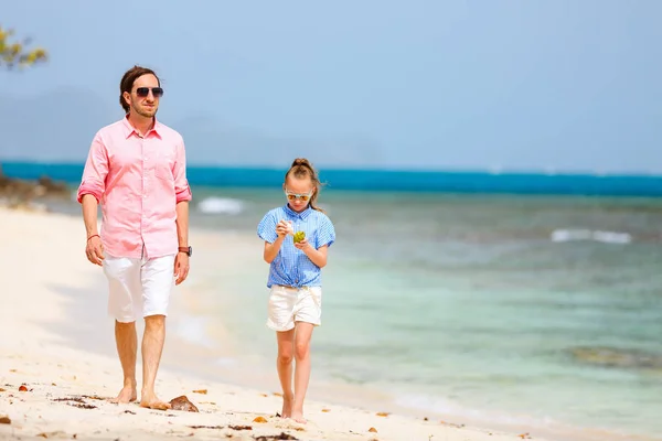 Apa Lánya Játszik Trópusi Karibi Szigeten Beach — Stock Fotó
