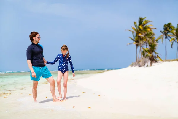 Pai Filha Brincando Praia Ilha Tropical Caribe — Fotografia de Stock