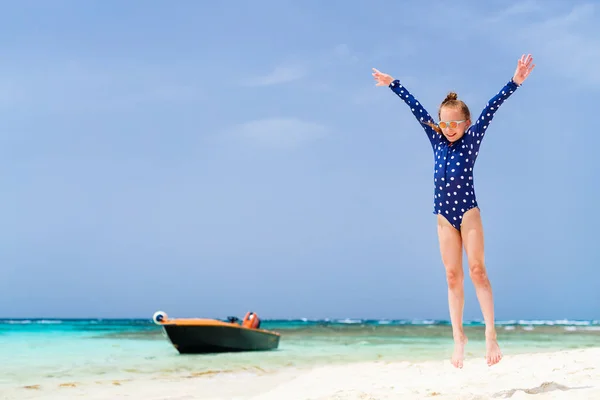 Liebenswertes Mädchen Strand Während Der Sommerferien — Stockfoto