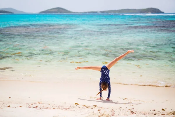 Menina Adorável Praia Durante Férias Verão — Fotografia de Stock