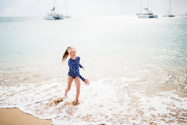 暑假期间海滩上可爱的女孩 — 图库照片