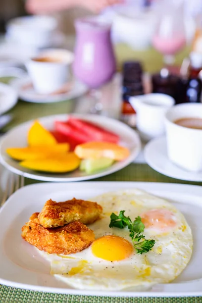 Pyszne Śniadanie Smażonymi Jajkami Mieszkiem Ziemniaczanym Owocami — Zdjęcie stockowe
