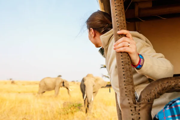 Γυναίκα Σαφάρι Παιχνίδι Οδήγησης Απολαμβάνοντας Στενή Επαφή Ελέφαντες Στην Κένυα — Φωτογραφία Αρχείου