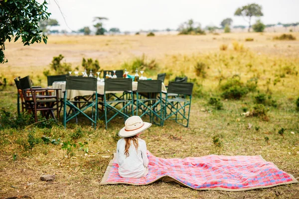 Bakåt Liten Flicka Kenya Safari Njuter Buske Lunch — Stockfoto