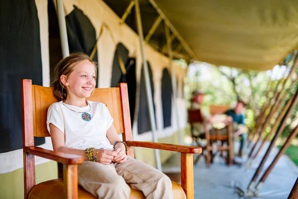 Klein Meisje Met Haar Familie Safari Genieten Van Luxe Vakantie — Stockfoto