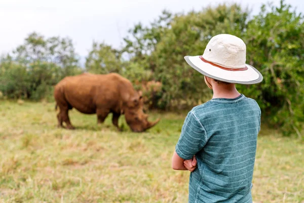 Visão Traseira Adolescente Safári Andando Perto Rinoceronte Branco — Fotografia de Stock