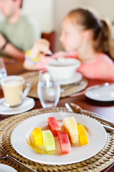 Deliciosas Frutas Orgánicas Servidas Para Desayuno —  Fotos de Stock