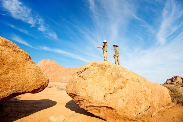 Çocuklar Spitzkoppe Yürüyüş Yapıyor Damaraland Namibya Eşsiz Kaya Oluşumlarıyla — Stok fotoğraf