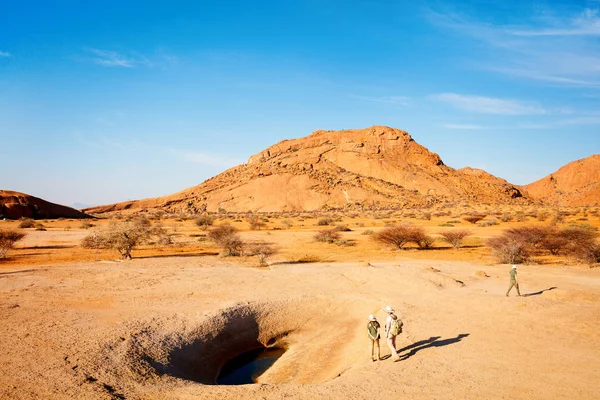 Family Mother Two Kids Hiking Spitzkoppe Area Unique Rock Formations — Stock Photo, Image