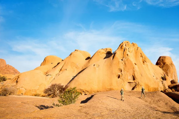 Çocuklar Spitzkoppe Yürüyüş Yapıyor Damaraland Namibya Eşsiz Kaya Oluşumlarıyla — Stok fotoğraf