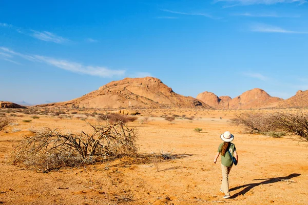 Damaraland Namibya Benzersiz Kaya Oluşumları Ile Spitzkoppe Yürüyüş Genç Kız — Stok fotoğraf