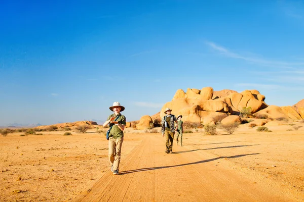 Damaraland Namibya Eşsiz Kaya Oluşumları Ile Spitzkoppe Bölgesinde Yürüyüş Aile — Stok fotoğraf