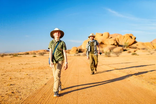 Família Pai Filha Caminhadas Área Spitzkoppe Com Formações Rochosas Únicas — Fotografia de Stock