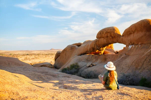 ダマラランド ナミビアの美しい石のアーチとユニークな岩の形成を持つスピッツコッペ地域の若い女の子 — ストック写真