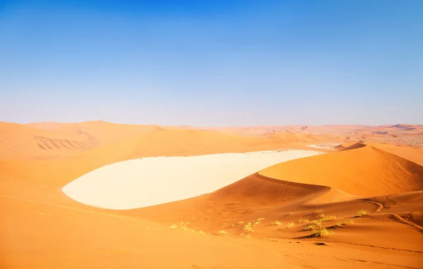 Захватывающий Дух Вид Красные Песчаные Дюны Белую Глиняную Сковороду Намибии — стоковое фото