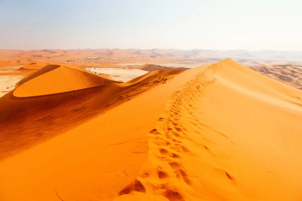 Kırmızı Kum Tepecikleri Deadvlei Namibya Nın Beyaz Kil Tabakasının Nefes — Stok fotoğraf