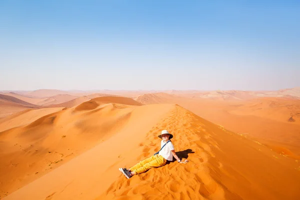 Маленькая Девочка Наслаждается Захватывающим Видом Знаменитой Красной Дюны Песка Большой — стоковое фото