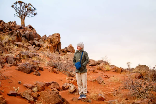 Chica Joven Aire Libre Desierto Namib Fría Noche Invierno —  Fotos de Stock