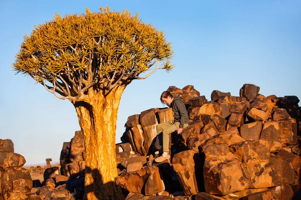 Tizenéves Fiú Tegez Erdő Közelében Keetmanshoop Namíbiában Naplementekor — Stock Fotó