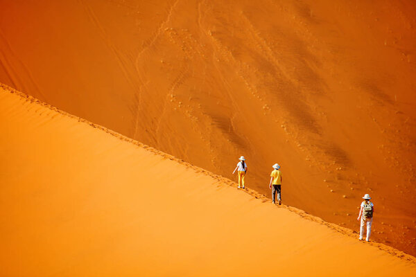 Family Mother Two Kids Climbing Famous Red Sand Dune Big — Stock Photo, Image