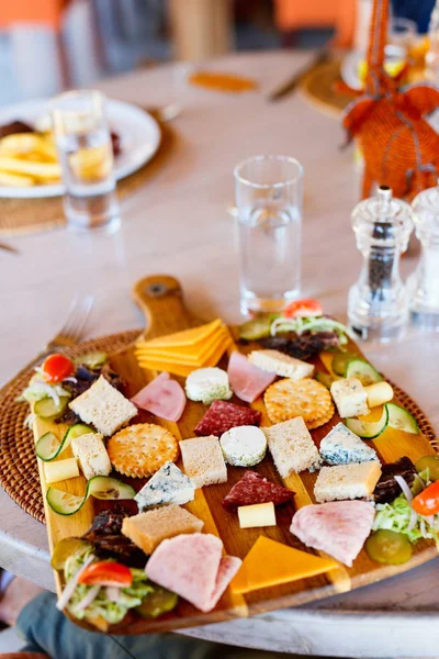 Bandeja Aperitivos Con Queso Carne Fría Servida Restaurante —  Fotos de Stock