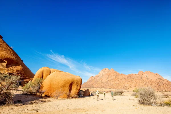 Famiglia Madre Due Bambini Escursioni Nella Zona Spitzkoppe Con Formazioni — Foto Stock