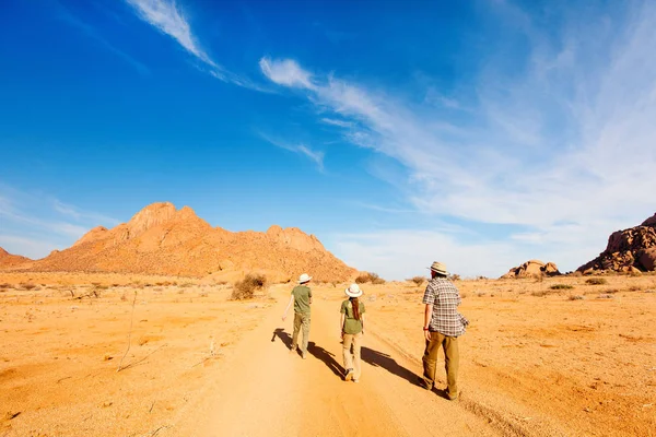 Damaraland Namibya Eşsiz Kaya Oluşumları Ile Spitzkoppe Bölgesinde Yürüyüş Aile — Stok fotoğraf