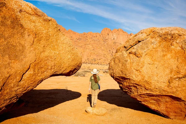 Junges Mädchen Wandert Spitzkoppe Mit Einzigartigen Felsformationen Damaraland Namibia — Stockfoto