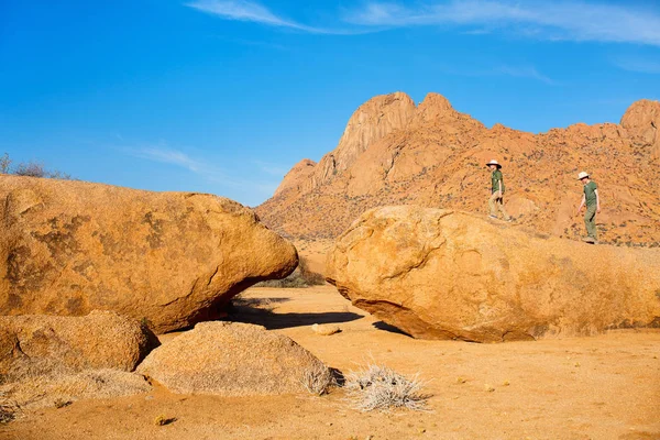 Çocuklar Spitzkoppe Yürüyüş Yapıyor Damaraland Namibya Eşsiz Kaya Oluşumlarıyla — Stok fotoğraf