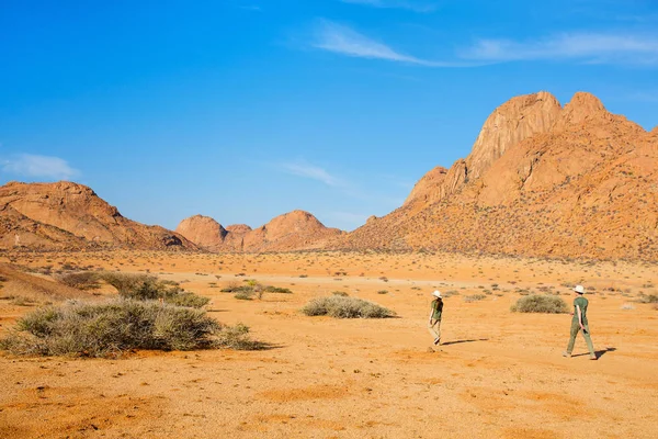 Çocuklar Spitzkoppe Yürüyüş Yapıyor Damaraland Namibya Eşsiz Kaya Oluşumlarıyla — Stok fotoğraf