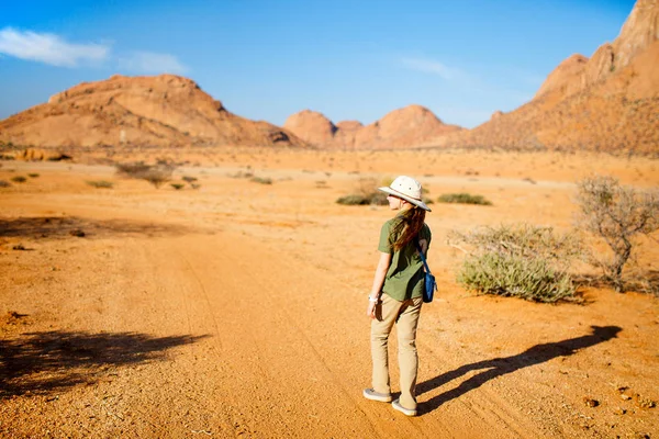 Mladé Děvče Které Nachází Spitzkoppe Jedinečnými Skalním Formacemi Damaraland Namibii — Stock fotografie