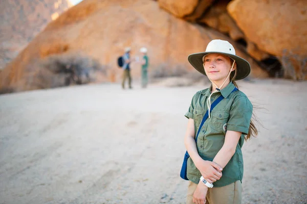 Retrato Jovens Caminhadas Spitzkoppe Com Formações Rochosas Únicas Damaraland Namíbia — Fotografia de Stock