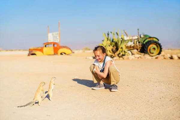 Adorable Fille Regardant Les Petits Écureuils Sol Extérieur — Photo