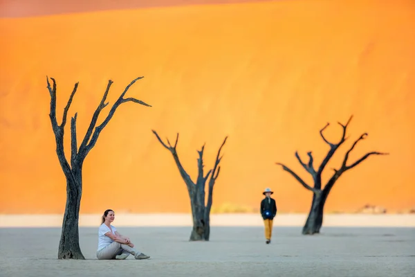 Family Mother Daughter Dead Camelthorn Trees Surrounded Red Dunes Deadvlei — Stock Photo, Image