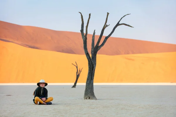 Mladá Dívka Mezi Mrtvými Velbloudími Trny Rudými Dunami Deadvlei Namibii — Stock fotografie