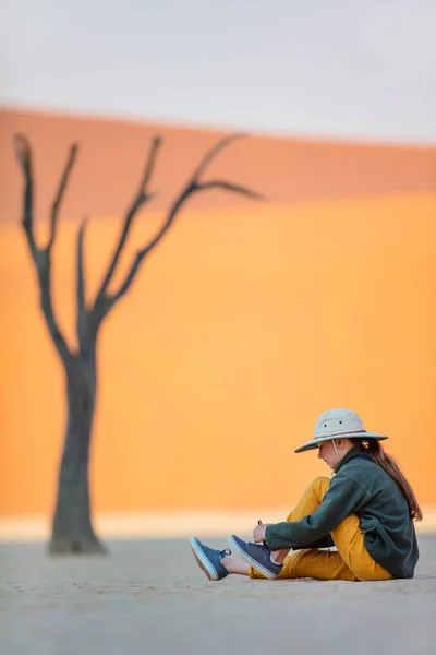Młoda Dziewczyna Wśród Martwych Drzew Wielbłądziego Czerwonych Wydm Deadvlei Namibii — Zdjęcie stockowe