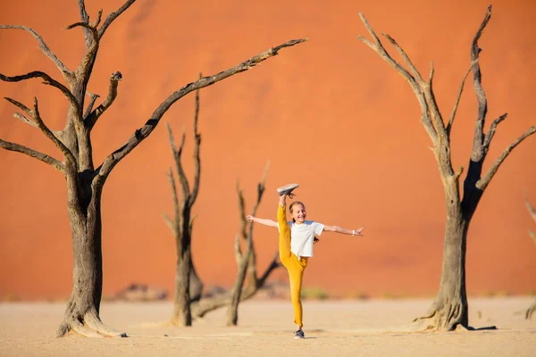 Adorable Girl Dead Camelthorn Trees Surrounded Red Dunes Deadvlei Namibia — Stock Photo, Image