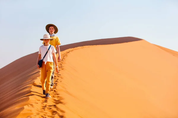 Çocuklar Sossusvlei Namibya Daki Ünlü Kırmızı Kum Tepesine Tırmanıyor — Stok fotoğraf