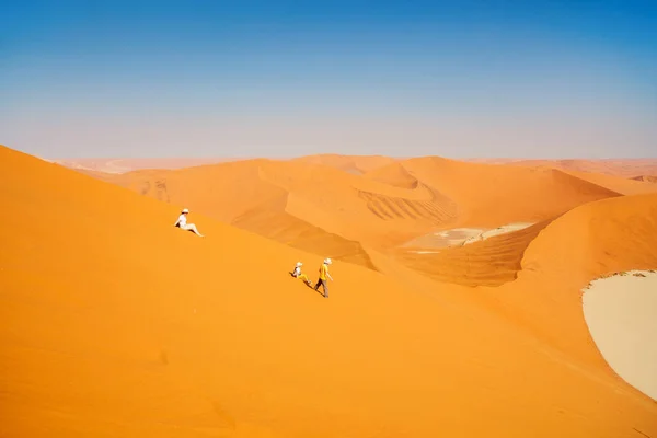 Famiglia Madre Due Bambini Divertono Correre Scivolare Giù Dalla Famosa — Foto Stock