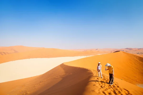 Family Mother Son Resting While Climbing Famous Red Sand Dune — Stock Photo, Image