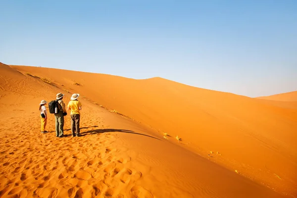 Family Father Two Kids Climbing Famous Red Sand Dune Big — Stock Photo, Image