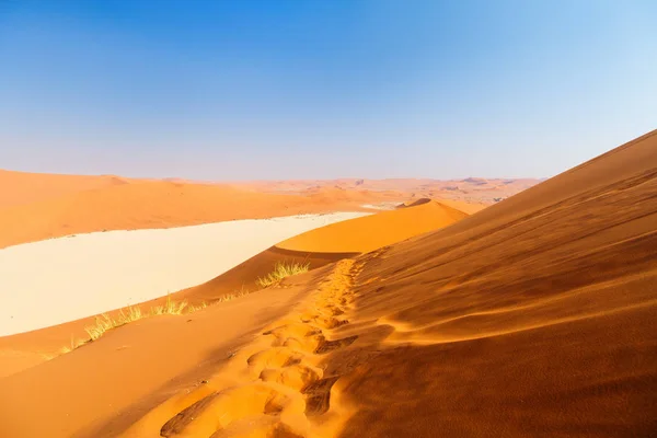 Adembenemend Uitzicht Rode Zandduinen Witte Klei Pan Van Deadvlei Namibië — Stockfoto