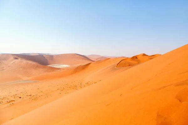 Namibya Daki Deadvlei Nin Kırmızı Kum Tepelerinin Nefes Kesici Manzarası — Stok fotoğraf