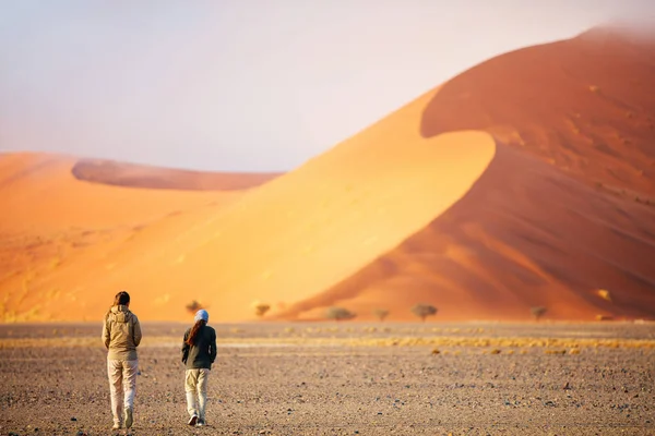 Namibya Daki Sossusvlei Kırmızı Kum Tepelerine Doğru Yürüyen Aile Annesi — Stok fotoğraf