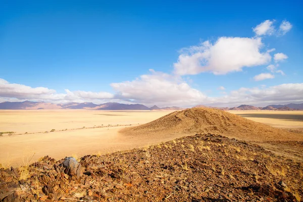 ティラス山脈を背景にナミブ砂漠の美しい風景 — ストック写真