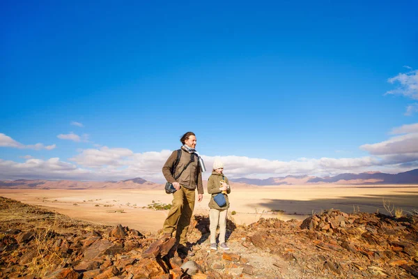 家庭父亲和女儿在纳米布沙漠欣赏蒂拉斯山脉的壮丽景色 — 图库照片