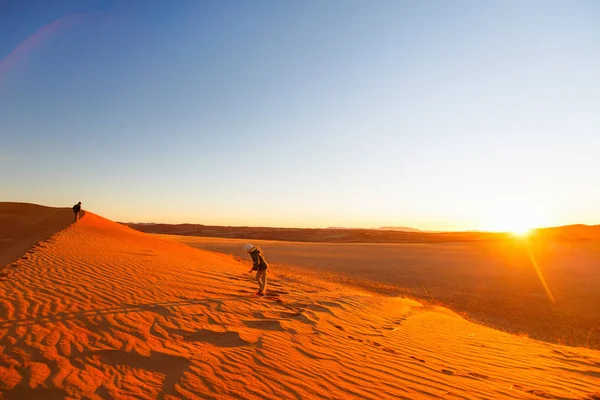 나미브 사막의 언덕에서 즐거운 시간을 보내는 아이들 — 스톡 사진