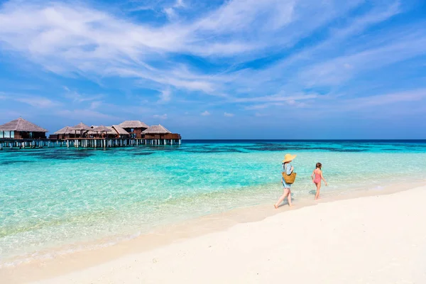 Mère Fille Profitant Vacances Plage Tropicale — Photo