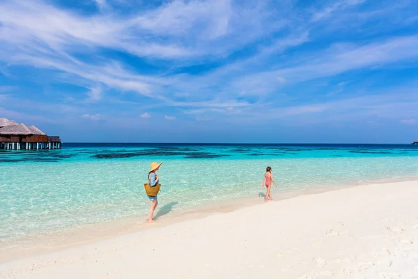 Madre Hija Disfrutando Vacaciones Playa Tropical —  Fotos de Stock
