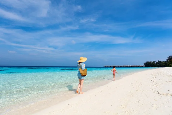 Madre Hija Disfrutando Vacaciones Playa Tropical —  Fotos de Stock